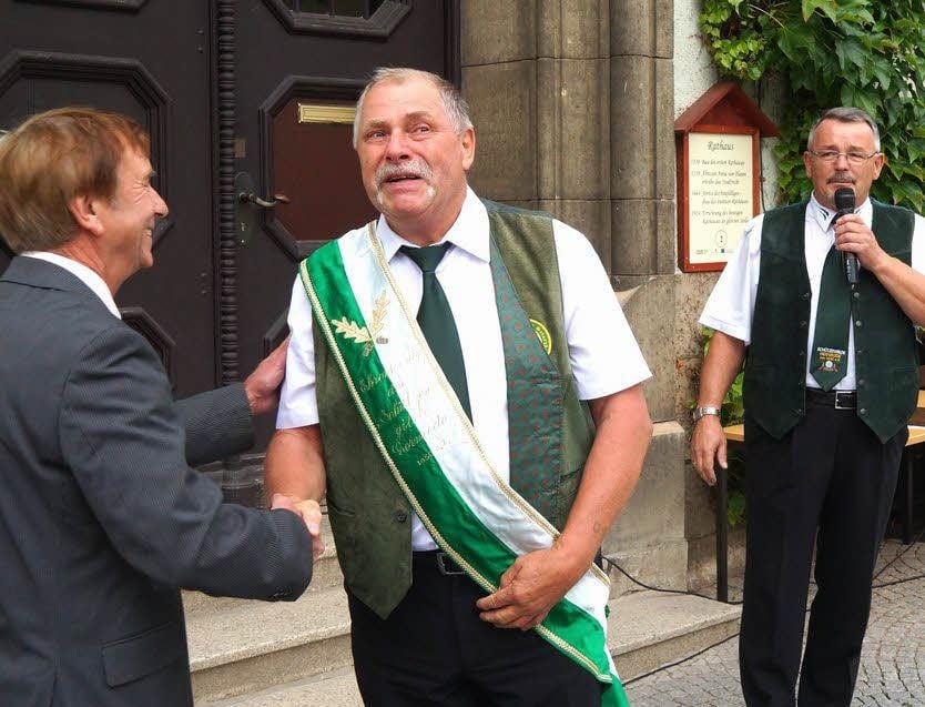 Bürgermeister Detlef Kunze (l.) gratuliert dem sichtlich gerührten Detlef Baumgart als neuem Ehrenkönig der Schützengilde Gernrode.