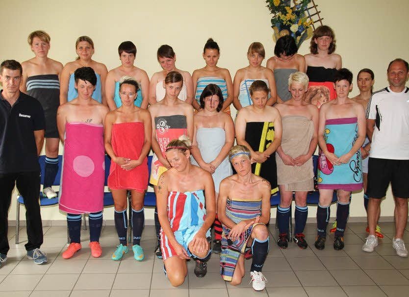 Ganz schön traurig schauen die Allstedter Fußballerinnen in die Welt. Sie hoffen, dass sich möglichst bald ein Trikotsponsor findet.