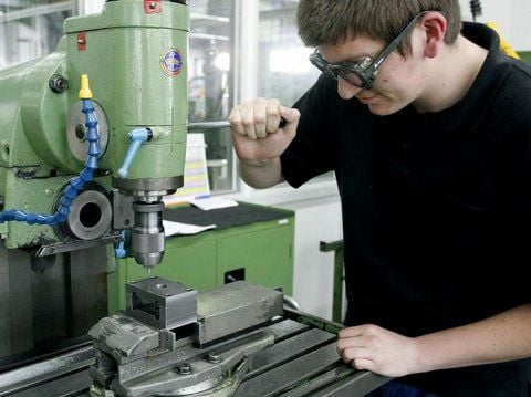 Ein Auszubildender bei der Arbeit: Viele Firmen in Deutschland suchen Händeringend nach neuen Mitarbeitern.