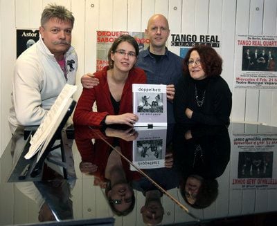 Fotografiker Bernd Lasdin, das Ost-West-Paar Antje und Robert Bandemer aus dem Buch «Doppelbett» und die Textautorin Christine Stelzer (l-r) stehen in Neustrelitz für ein Gruppenfoto nebeneinander (FOTO: DPA)