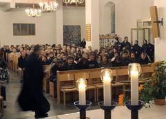 Mehrere hundert Menschen versammeln sich am Freitagabend (26.05.2006) in der Katharinenkirche von Annaberg-Buchholz (Sachsen) zu einer Gedenkandacht für die ermordete Jennifer W.. (Foto: dpa)