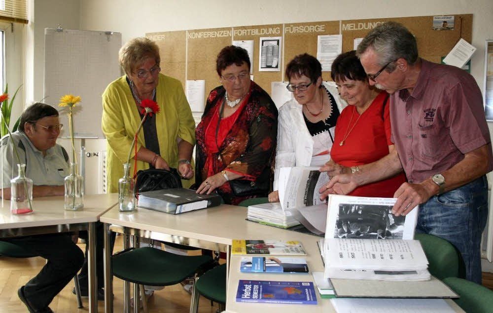 Im jetzigen Lehrerzimmer blättern Ehemalige in der Chronik.