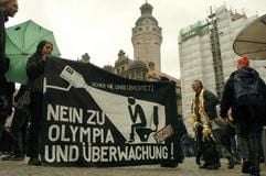 Anhänger und Sympathisanten des «Anti-Olympischen Komitees Leipzig» protestieren am Samstag (15.05.2004) mit einem Transparent «Nein zu Olympia und Überwachung» vor dem Leipziger Rathaus. Die antiolympische Aktion fand unter dem Motto «Fatal Error - The Game is Over» (Schwerer Fehler - Das Spiel ist aus) statt. (Foto: dpa)