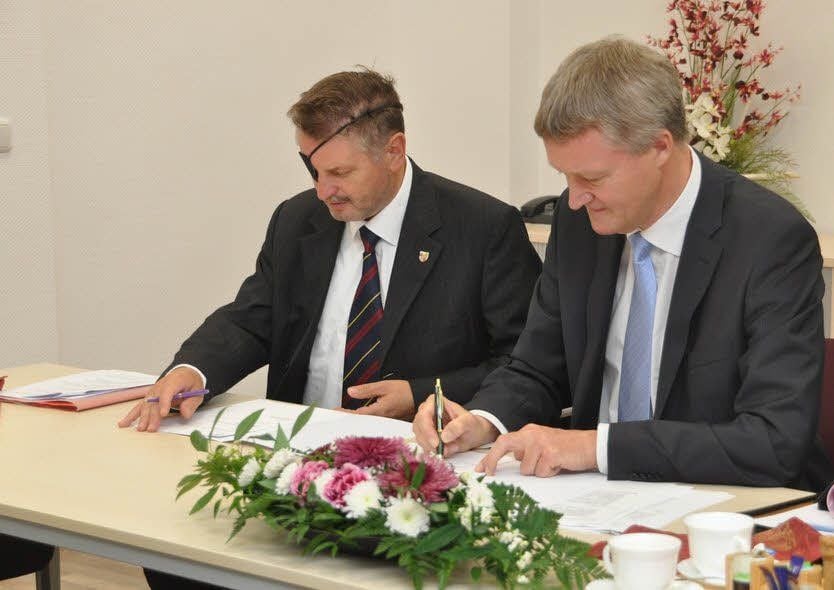 Anhalt-Bitterfelds Landrat Uwe Schulze (links) und der Präsident des Landesverwaltungsamtes, Thomas Pleye, unterzeichnen den Fördermittelbescheid.