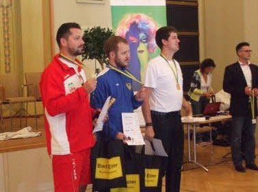 Siegerehrung der Herren im Degen mit Andreas Adler (r.).