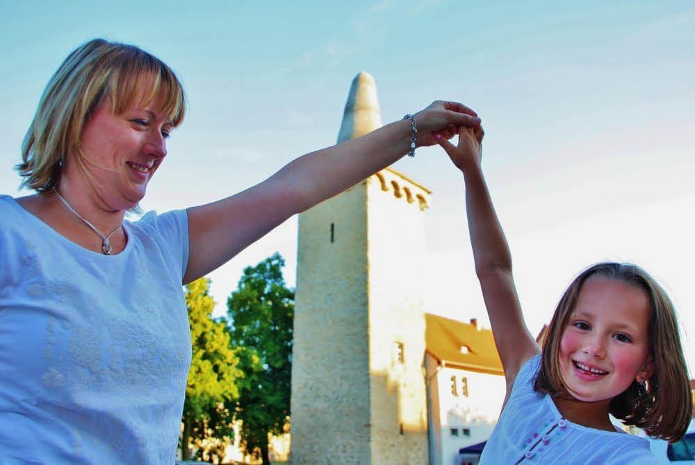 Julia Lohmann aus Wiederstedt dreht mit Tochter Mia-Sophia ein Tänzchen vor dem Zuckerhut.