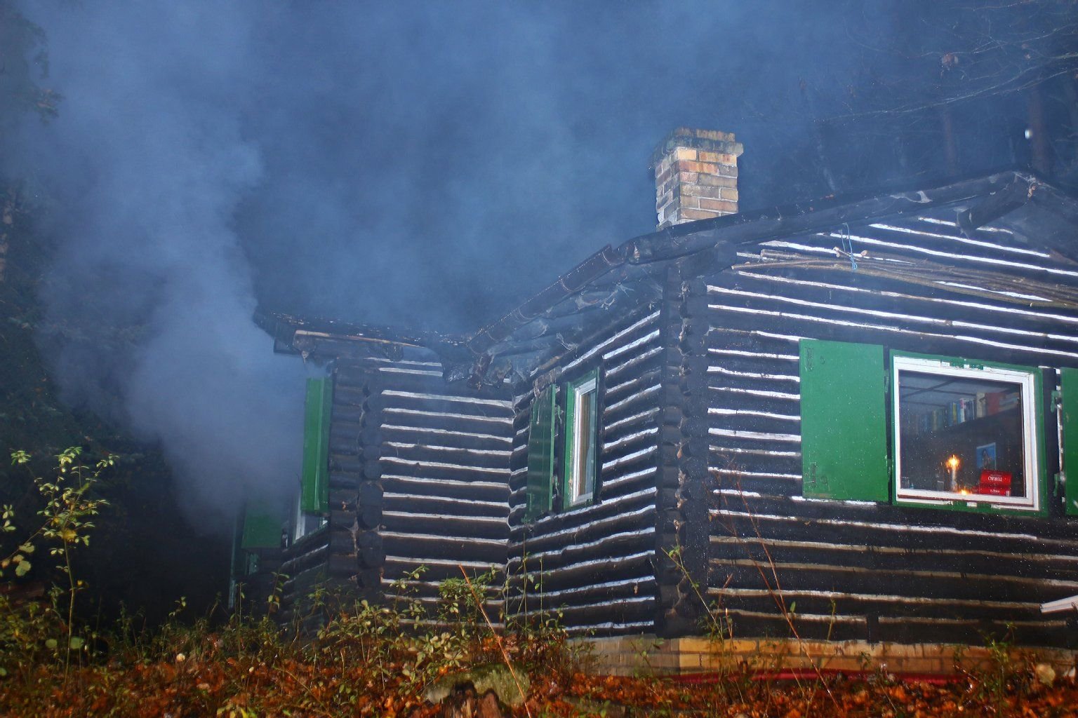 Ein brennender Bungalow mitten im Wald bei Scholis.