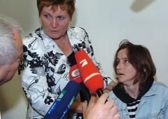 Die Mutter der ermordeten Maria Juhl (r.) und die Leiterin der Kripo Stendal, Anita Lange, beantworten am 26. August 2005 auf einer Pressekonferenz in Magdeburg Fragen von Journalisten. (Foto: dpa)