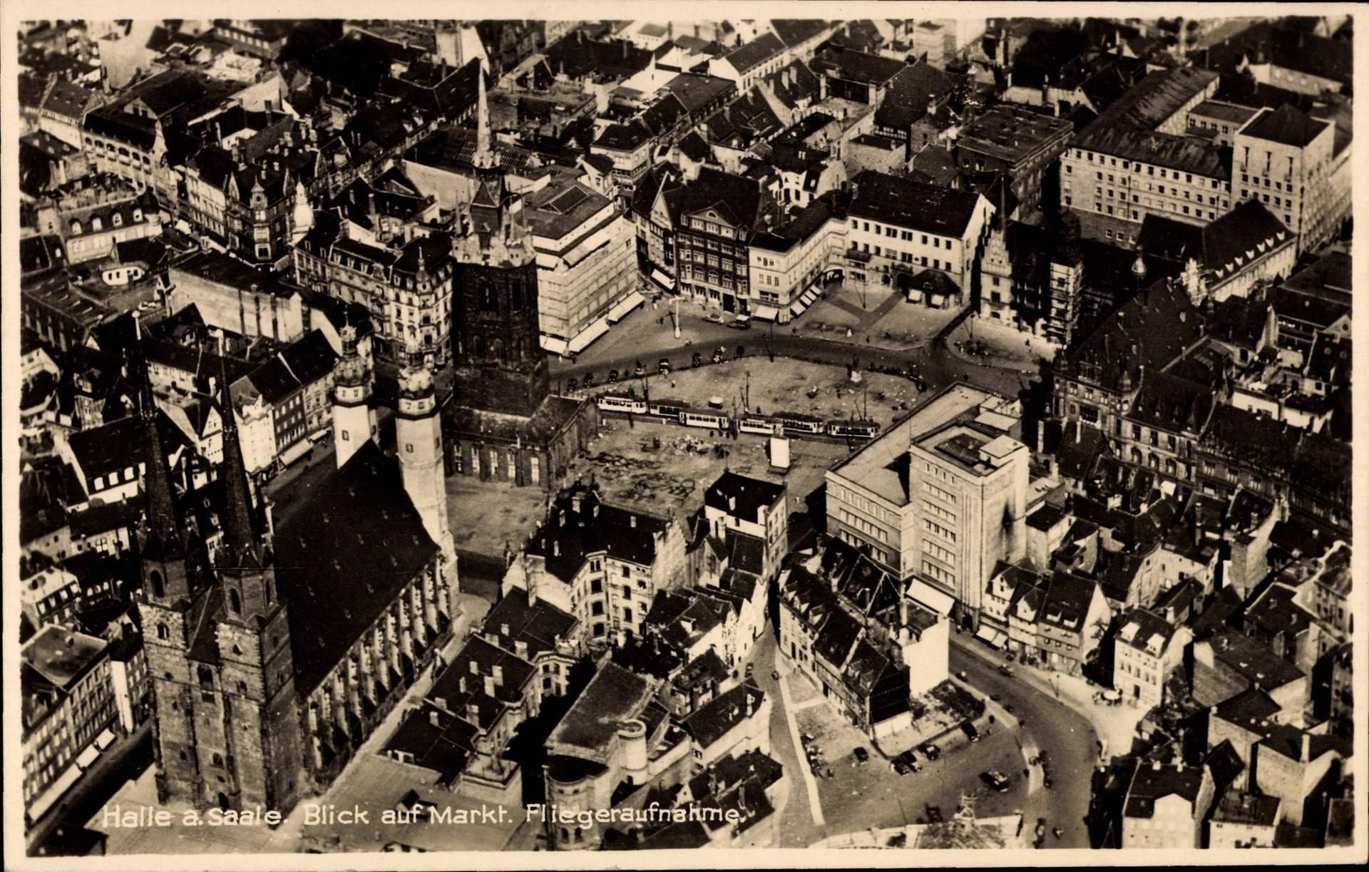 Die Fliegeraufnahme aus dem Jahr 1935 zeigt den Marktplatz in Halle.