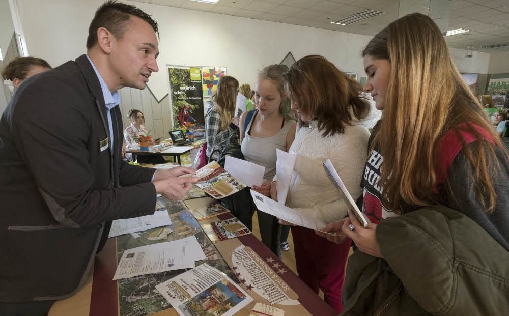 Welche Aufgaben in einem Ferienhotel auf Azubis warten, erklärte Maik Fye den Schülerinnen Lara, Marie und Angeline