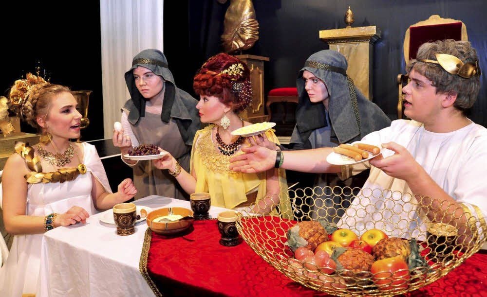 Vanessa Hartmann (Rea, links), Saskia Beyer (Julia, Mitte) und Robert Steinbach (Romulus) sprechen beim Frühstück über alles - nur nicht über die drohende Gefahr seitens der Germanen. Henriette Schein (2. von links) und Neele Schumann bedienen die kaiserliche Familie.