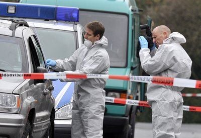Experten der Spurensicherung des Landeskriminalamtes (LKA) Wiesbaden untersuchen in Nieder-Eschbach bei Frankfurt einen Geländewagen com Typ «Jeep». (FOTO: DPA)