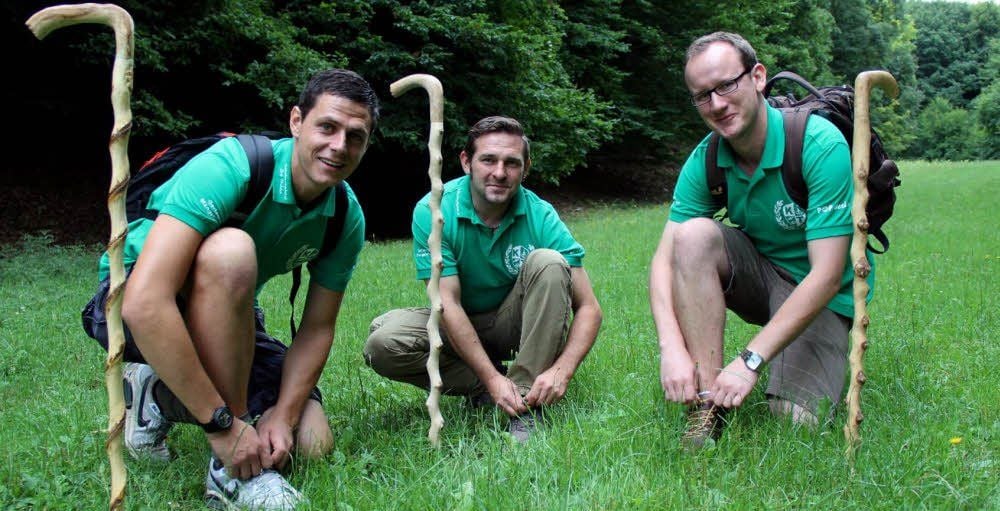 Vereinsvorsitzender Kevin Kern, Jens Gerlach und Raik Fischer (v.l.) vom Kirmes- und Traditionsverein schnüren die Wanderschuhe.