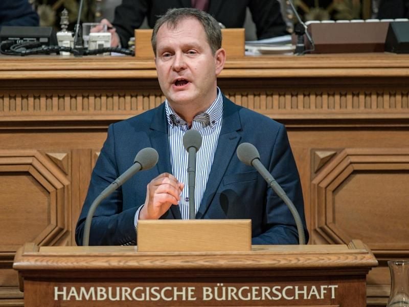 Jens Kerstan spricht während der Sitzung der Hamburgischen Bürgerschaft. Foto: Axel Heimken/Archiv