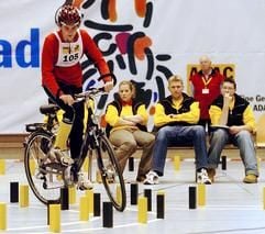 Joachim Günthner fährt am Samstag (20. November 2004) in Lübeck in der Gruppe 3 für Jungen der Jahrgänge 1989 bis 1992 beim ADAC- Bundesfahrradturnier. Günthner gewann die Alterskasse der Jungen der Jahrgänge 1989-1992. (Foto: dpa)