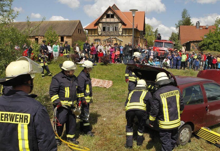 Das Bild zeigt eine Schau-Übung anlässlich des 80-jährigen Bestehens der Feuerwehr im Mai 2014.