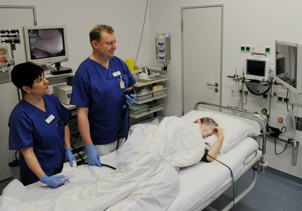 Oberarzt Gerd-Wilm Schute wendet die neue Methode bei einer Patientin an. Schwester Ines Fritzsche assistiert ihm.