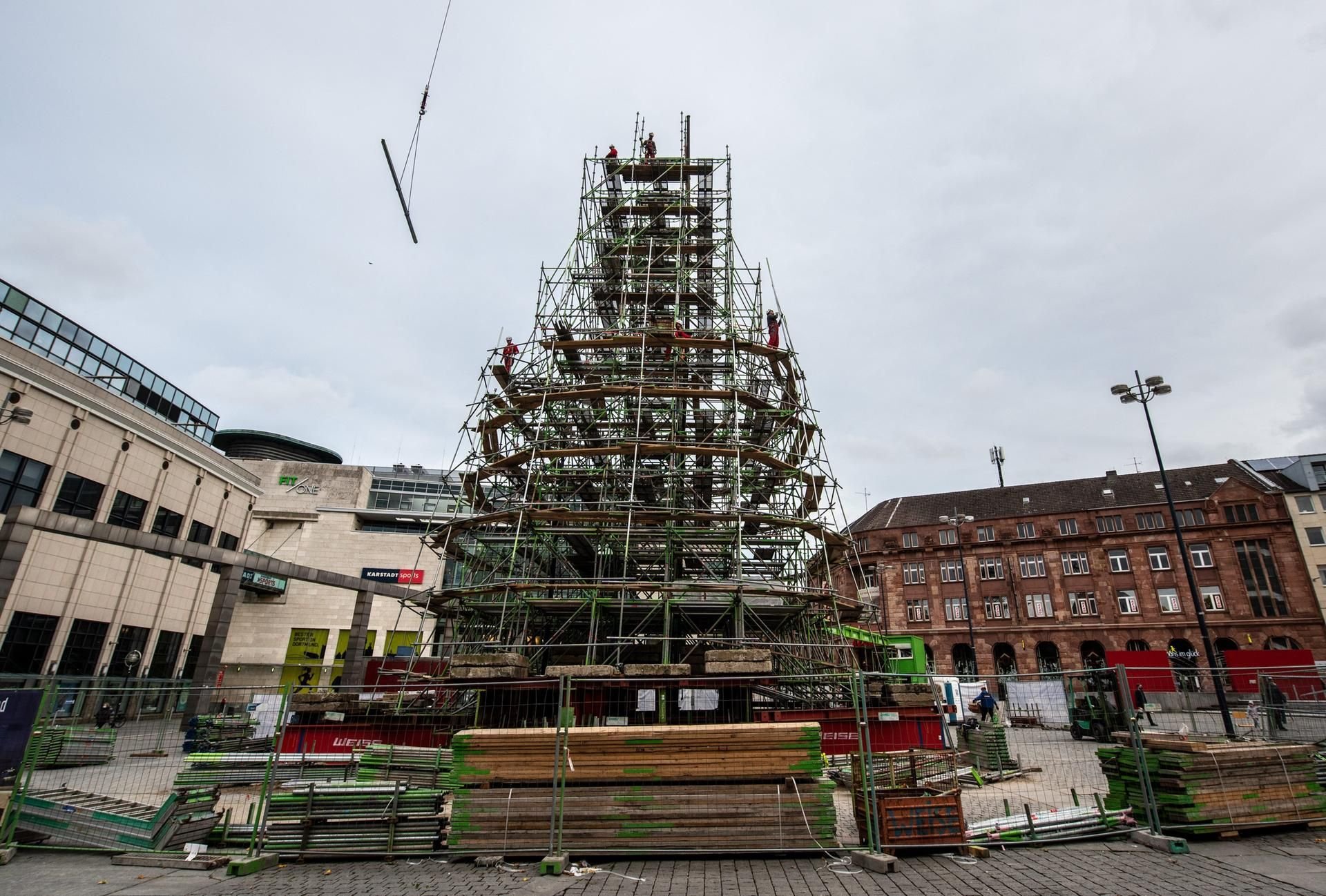 Der Riesen-Weihnachtsbaum, der wie jedes Jahr in Dortmunds Innenstadt, aus vielen einzelnen Fichten zusammengesetzt werden sollte, wird wegen der Coronavirus-Pandemie wieder abgebaut.
