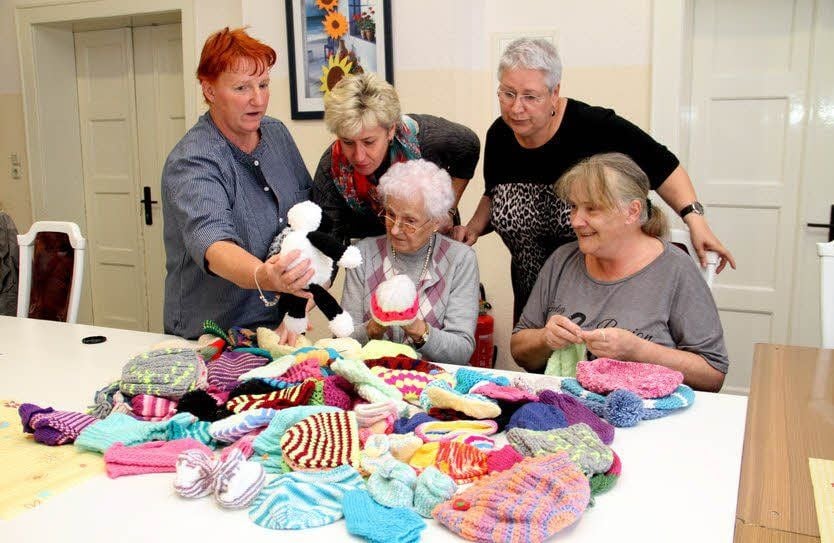Der Strickkurzs des FKZ strickt für einen guten Zweck.