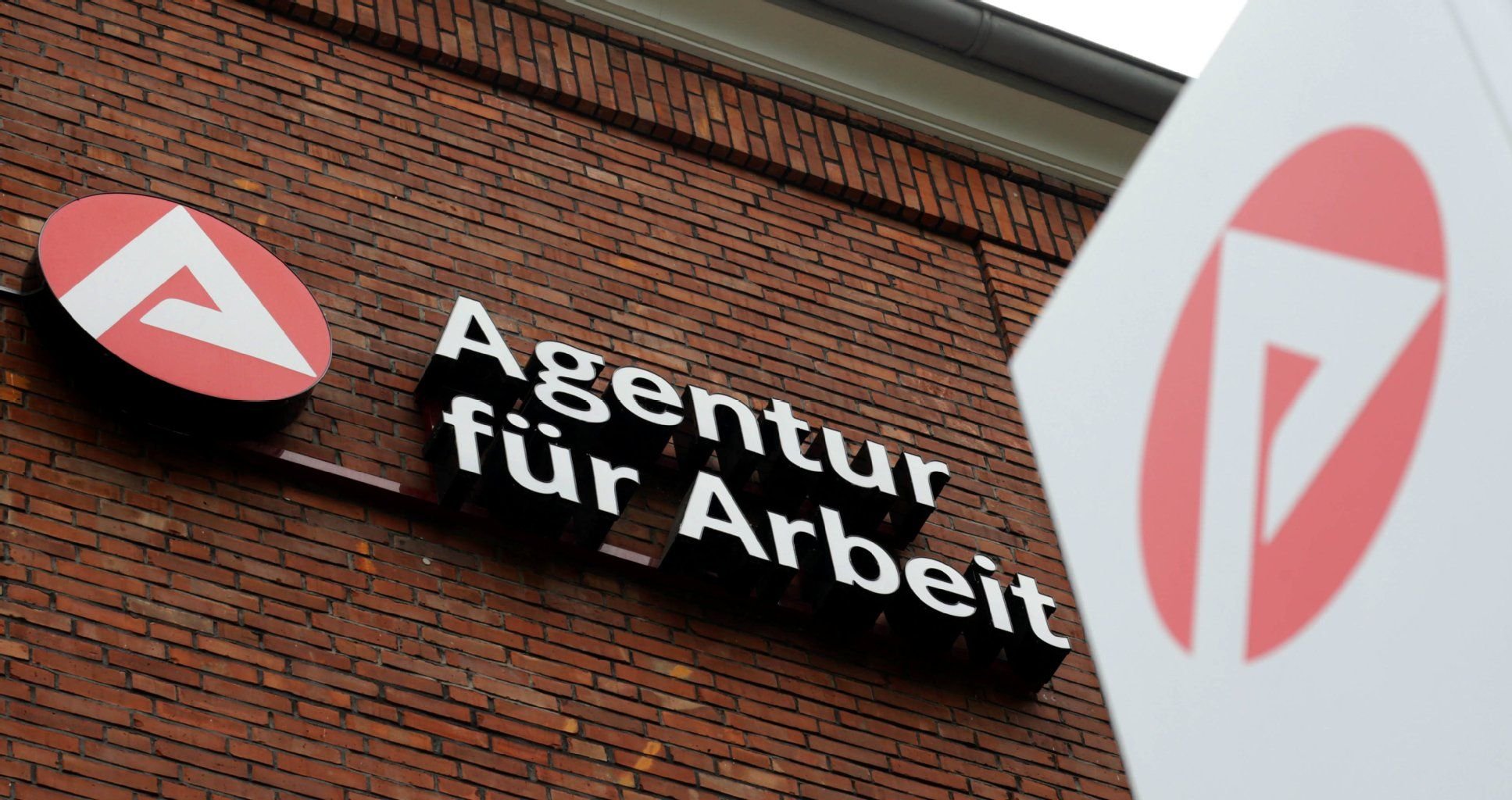 Das Logo der Agentur für Arbeit hängt in Hamburg-Bergedorf am Agenturgebäude.