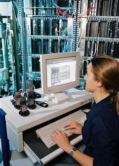 Eine junge Frau während ihrer Ausbildung an einer Siemens-Telekommunikationsanlage. (Archivfoto: dpa)