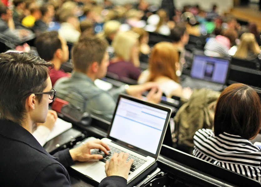 Studenten am Computer in einem Hörsaal