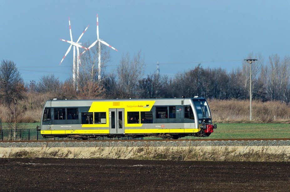 Immer weniger Menschen nutzen die Burgenlandbahn in Richtung Schafstädt - leere Bahnsteige sind deshalb zum Markenzeichen geworden.Fotos: Peter Wölk