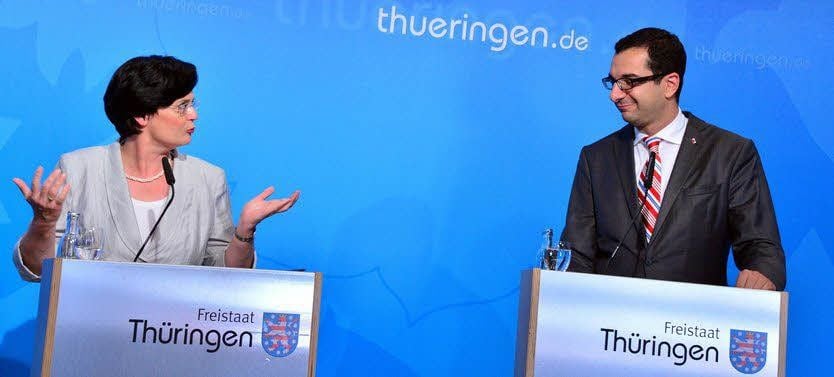 Thüringens Ministerpräsidentin Christine Lieberknecht (CDU) spricht am 18. Juni während einer Pressekonferenz zum damaligen Staatssekretär und Regierungssprecher Peter Zimmermann.