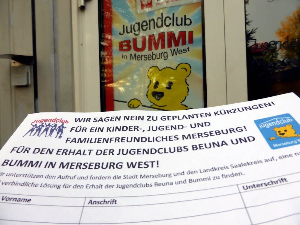 Mit Unterschriftenlisten wie dieser laufen Kinder und Jugendliche im Augenblick durch Merseburg, um ihre Jugendklubs zu retten.