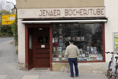 Ein Passant steht in Jena vor dem Schaufenster der Buchhandlung «Jenaer Bücherstube». (FOTO: DAPD)