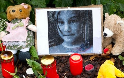 Kerzen stehen auf dem Parkplatz eines Supermarktes vor einem Bild der getöteten siebenjährigen Mary-Jane Blümel aus Zella-Mehlis. (FOTO: ARCHIV/DPA)