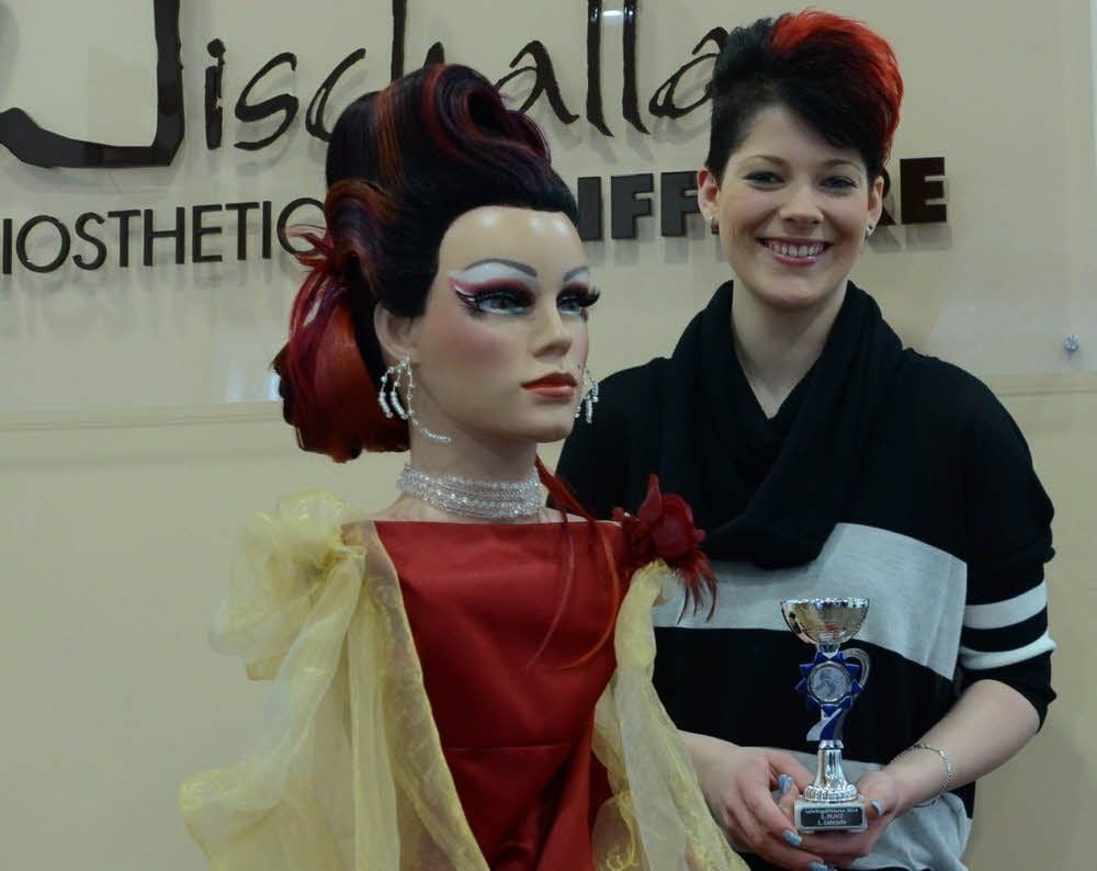 Nathalie Jörke mit dem in Leipzig preisgekrönten Kopf und dem Pokal für den zweiten Platz.