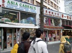 Blick auf Geschäfte im im Pariser Stadtteil Chinatown, wo Schätzungen zufolge rund 100 000 Asiaten leben. (Foto: dpa)