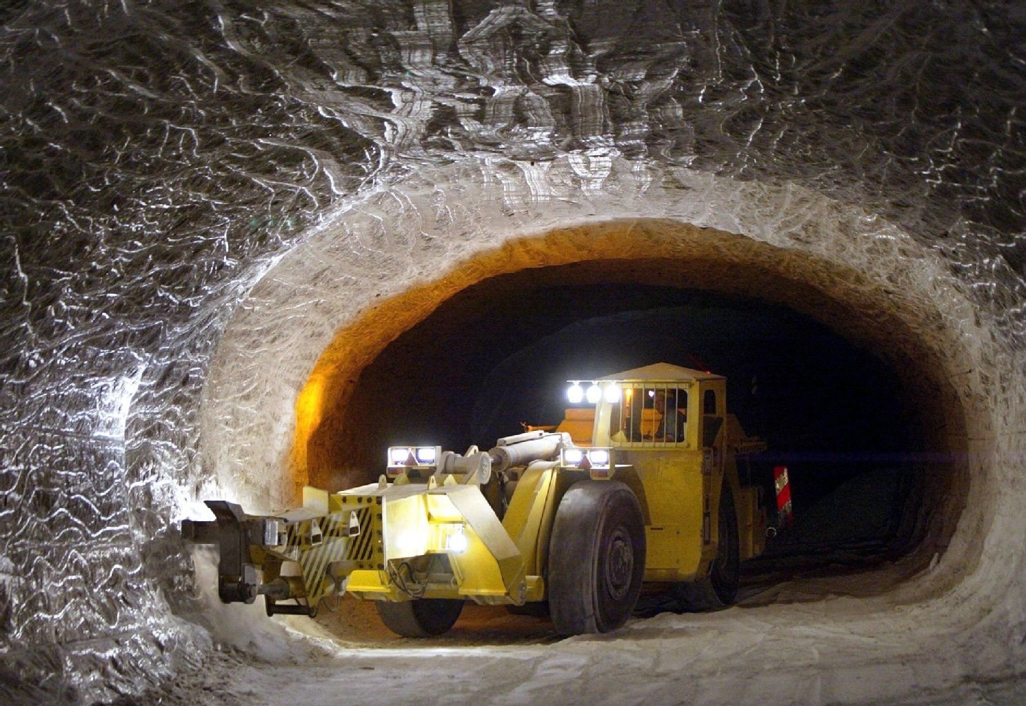 Salzbrocken werden mit einem Spezialfahrzeug auf einer 840 Meter tiefen Strecke im Erkundungsbergwerk in Gorleben (Niedersachsen) von der Wand geschlagen.
