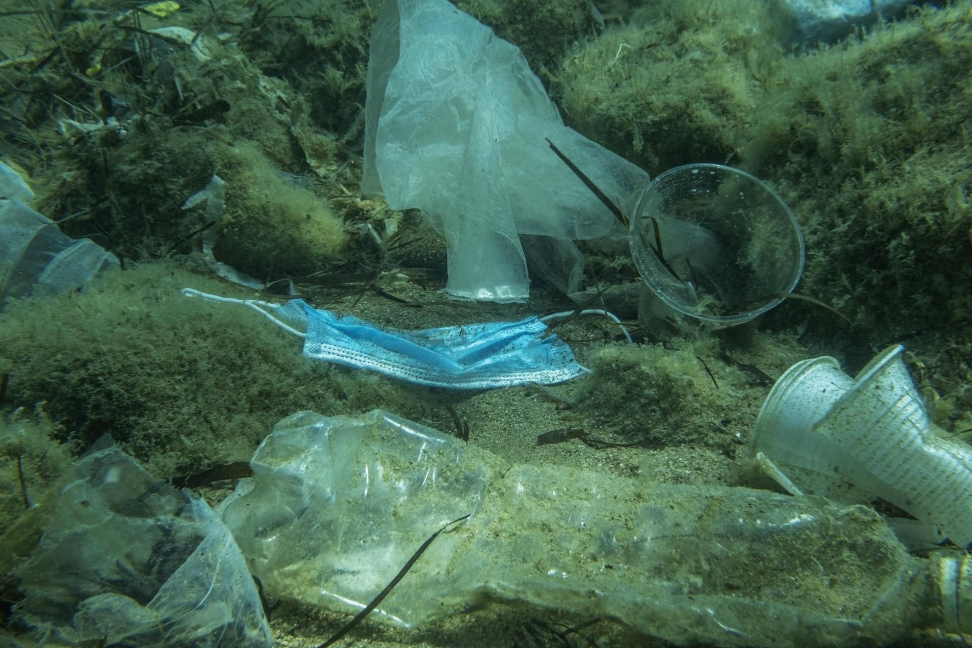 Eine weggeworfene Gesichtsmaske liegt zusammen mit anderen Plastikabfällen, Plastik- und andere Müllverschmutzungen in der Adria in Montenegro.