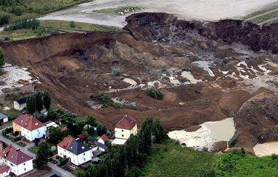 Die Luftaufnahme zeigt das Ausmaß des Erdrutsches in Nachterstedt. (FOTO: DPA)