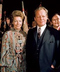 Der damalige Bundeskanzler Willy Brandt und seine Frau Rut bei einem Fackelzug in Bonn, mit dem ihn Freunde und Anhänger zur Verleihung des Friedensnobelpreises beglückwünschten (Archivfoto vom 20.10.1971). Am Montag (10.01.2005) wird die ehemalige Frau des früheren Bundeskanzlers Willy Brandt 85 Jahre alt. (Foto: dpa)