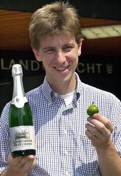 Gastwirt Jörg Geiger aus Schlat (Kreis Göppingen, Baden-Würtemberg) präsentiert vor dem Stuttgarter Landgericht seinen Birnenschaumwein «Champagner Bratbirnen» und die gleichnamige Mostbirne. (Foto: dpa)