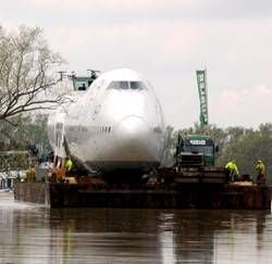 Der Rumpf einer Boeing 747 wird auf einem Binnenschiff auf dem Rhein am Sonntag bei Speyer von Söllingen nach Speyer transportiert. Der Transport des Jumbo-Jets ist für das Technik-Museum Speyer bestimmt, die das Flugzeug als neues Ausstellungsstück nutzen will.