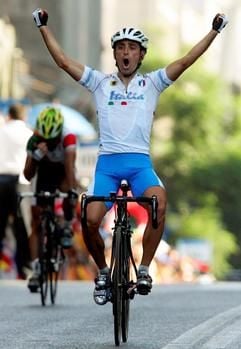 Der Italiener Paolo Bettini jubelt bemi Überfahren der Ziellinie über seinen Sieg beim olympischen Straßenrennen von Athen über 224,4 Kilometer. (Foto: dpa)