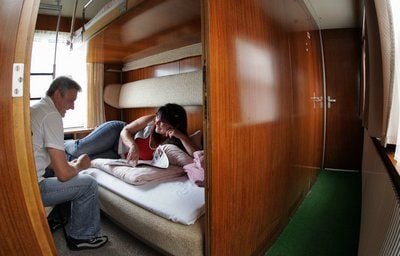 In ausrangierten Schlafwagen bietet Inhaber Ulrich Reuter Uebernachtungsmoeglichkeiten und Ferienwohnungen an. (FOTO: DDP)