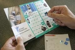 «Swops» sammeln für die Prämie - wie die Konkurrenz vergibt auch Esso für den Kauf von Kraft- und Schmierstoffen sowie Autowäschen Bonuspunkte. Treue Kunden werden unter anderem mit Taschenschirmen und Digitalkameras belohnt. (Foto: dpa)