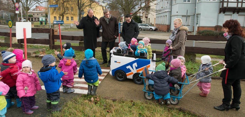 Die Kinder des Montessori-Kinderhauses Quedlinburg besitzen nun einen modernen Kinderbus. Dieses „VRmobil“ überreichten im Beisein von Oberbürgermeister Eberhard Brecht die beiden Volksbank-Mitarbeiter Klaus Reimund und Tino Hiesener (v.l.) an die Kita.