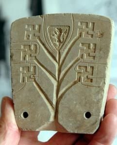 Diese steinerne Gussform (Negativ aus Sandstein) aus dem frühen 13.Jahrhundert gehört zu einem Fund, den Archäologen in Magdeburg gemacht haben, aufgenommen am Mittwoch (27.04.2005). Mehr als hundert Gussformen für Gürtelschnallen, Gewandverschlüsse, Broschen und Ringe, die im Mittelalter von Gold- und Silberschmieden benutzt wurden, sind bei Ausgrabungen im Zentrum der Elbestadt in der Straße "Goldschmiedebrücke" gefunden worden. Für Grabungsleiter Ditmar-Trauth vom Landesamt für Denkmalpflege und Archäologie sind die Funde in dieser Kollektion und Qualität für diese Zeit des Mittelalters eine Sensation. (Foto: dpa)