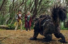 Im Kinofilm «Die Brücke nach Terabithia» begegnen Jesse (Josh Hutcherson) und Leslie (Annasophia Robb) einem geheimnisvollen Wesen. (Foto: dpa)