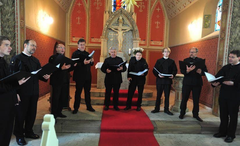 Mit einem Gottesdienst wird der Ehrentag neben dem Bergbaumuseum begonnen.