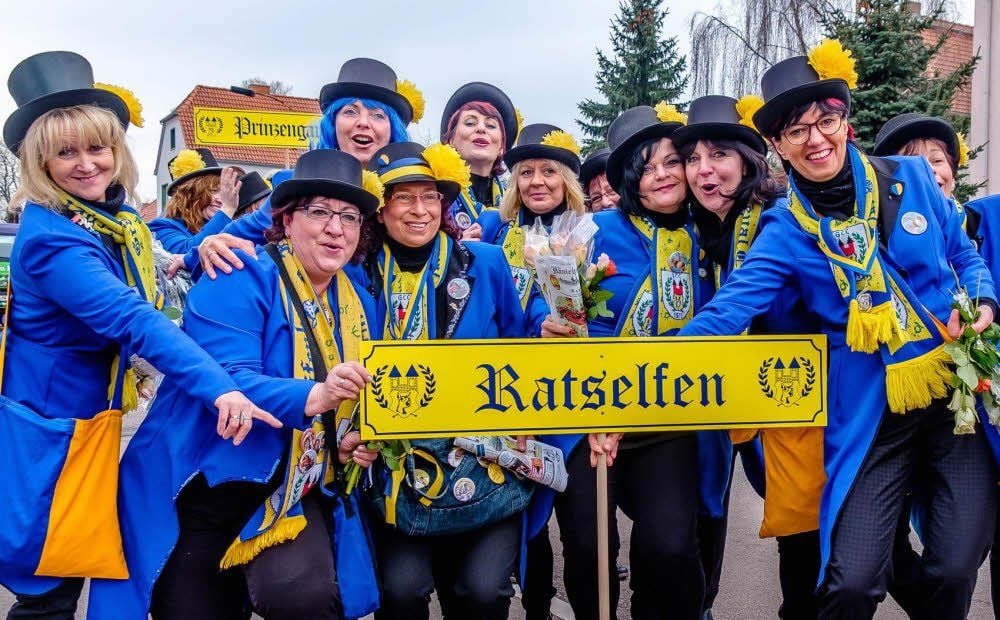 Ausgelassen waren auch die Ratselfen des Gräfenhainicher Carneval Clubs zum Rosensonntagsumzug.