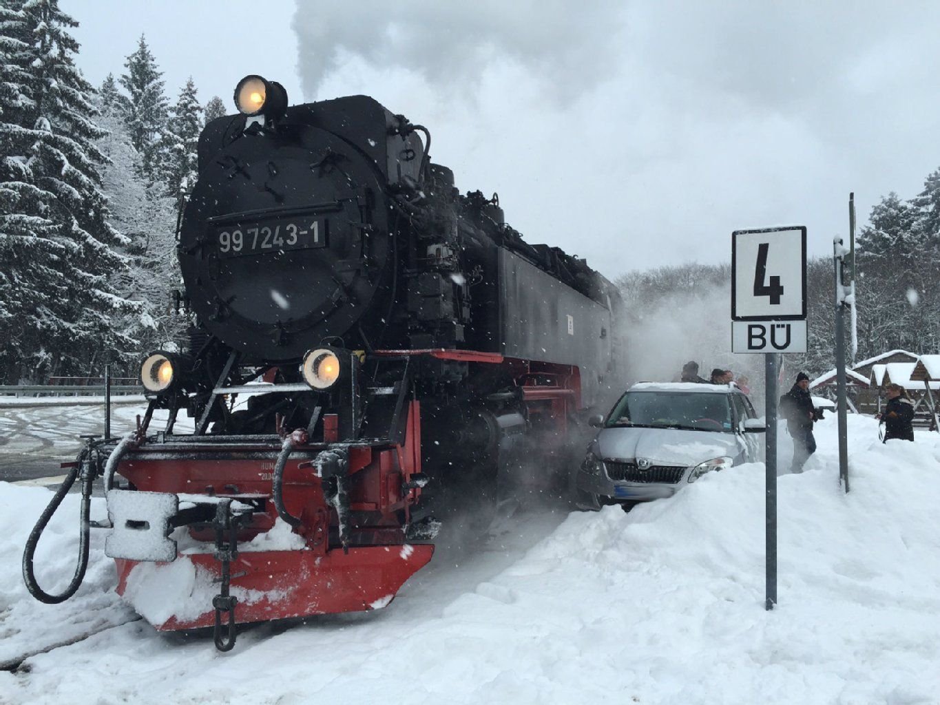 Die Brockenbahn ist am Samstagmorgen mit einem Auto zusammengestoßen.