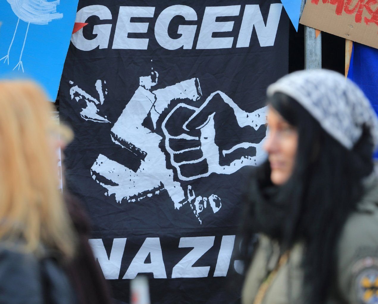 Gegendemonstranten protestieren in Magdeburg gegen Neonazis.