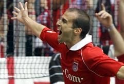 Mehmet Scholl vom FC Bayern München jubelt über seinen Treffer zum 2:0 gegen Hertha BSC Berlin. Die Bayern gewannen die Begegnung mit 3:0. (Foto: dpa)